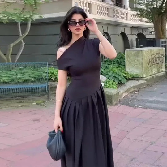 Lässiges Damenkleid mit schrägem Kragen